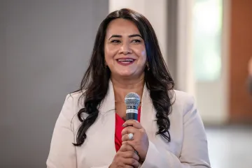 Hina Arif-Tiwari, MD, assistant dean of Women in Medicine and Science, introduces the inaugural SSWIMS fellows as they celebrate the completion of their projects.