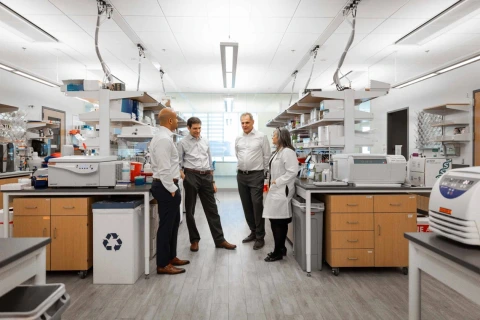 [U of A asthma researchers gather in lab at BIO5 Institute]